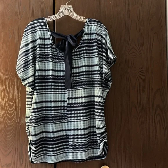 Lavish plus capped sleeved top. Navy blue with aqua colored pattern. Size 2XL - Picture 7 of 9